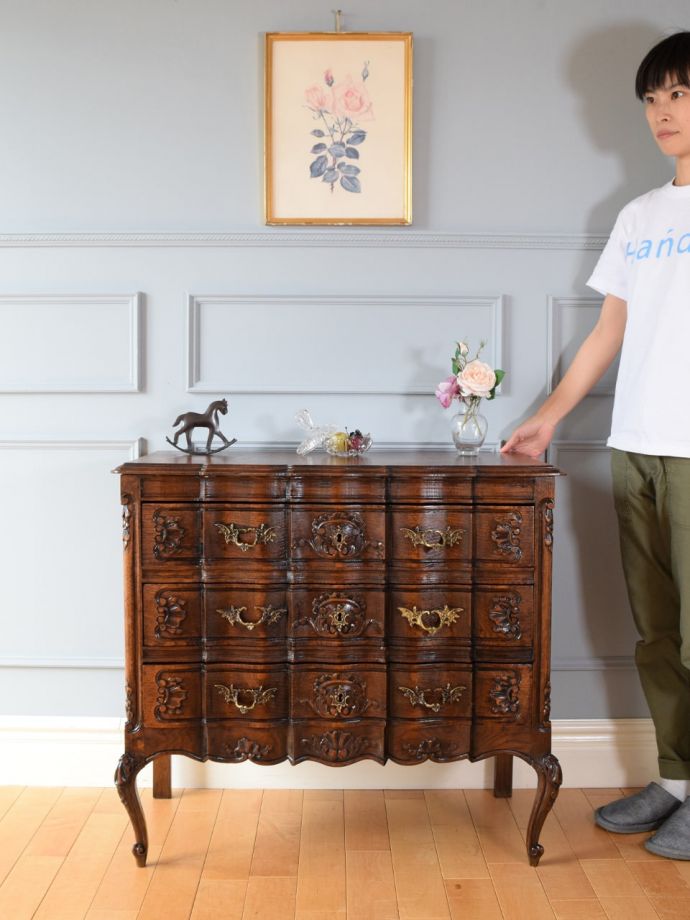 フランスで見つけたアンティーク家具、華やかな猫脚のチェスト（タンス