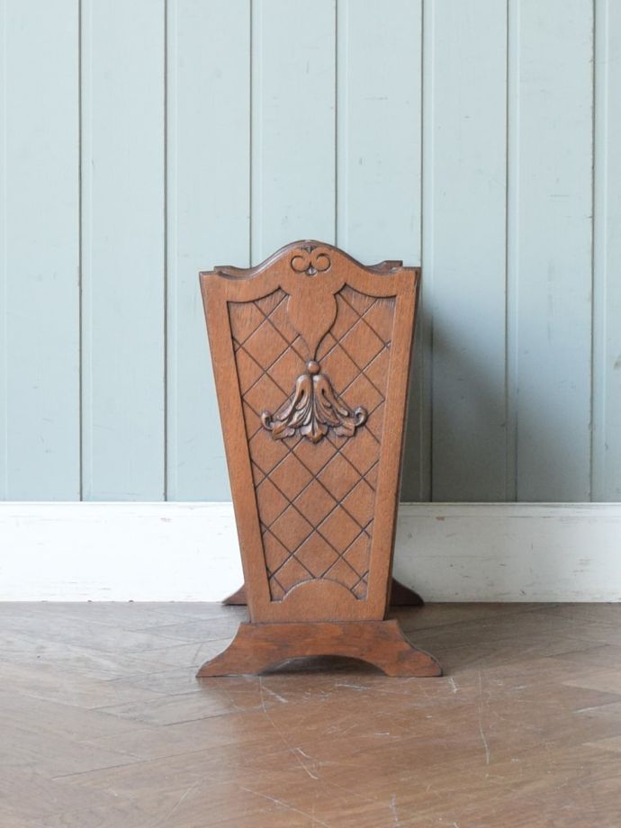 フランスから届いたアンティークのマガジンラック、おしゃれな雑誌収納