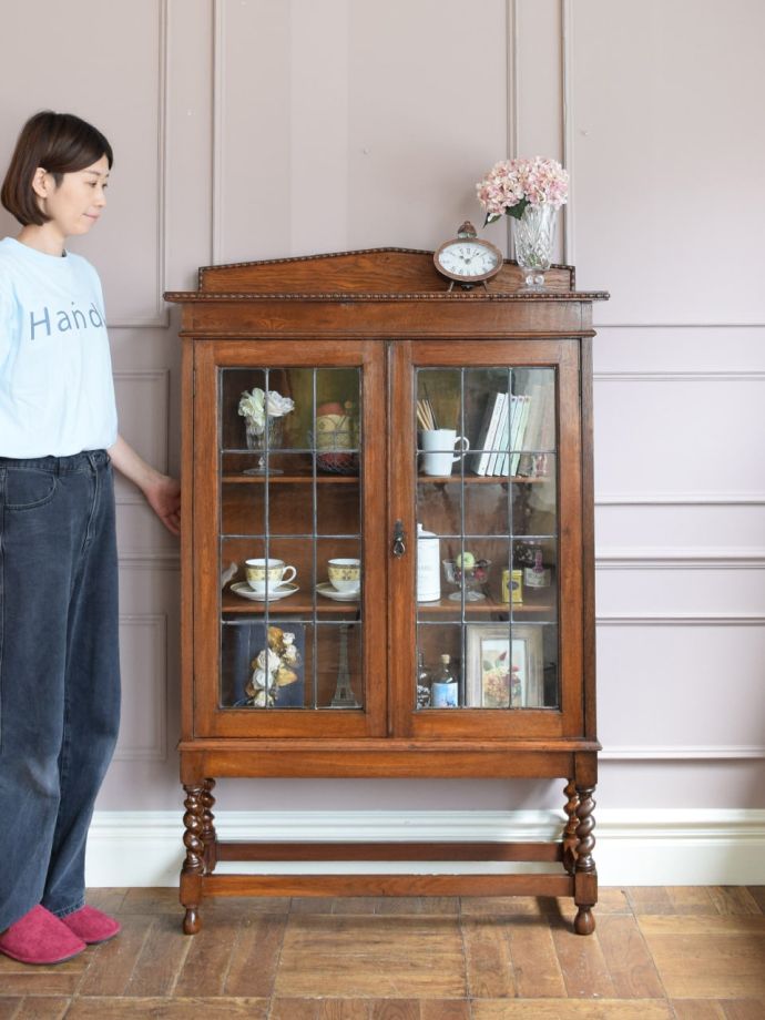 英国アンティークのおしゃれな本棚、ステンドグラス扉のブックケース(j