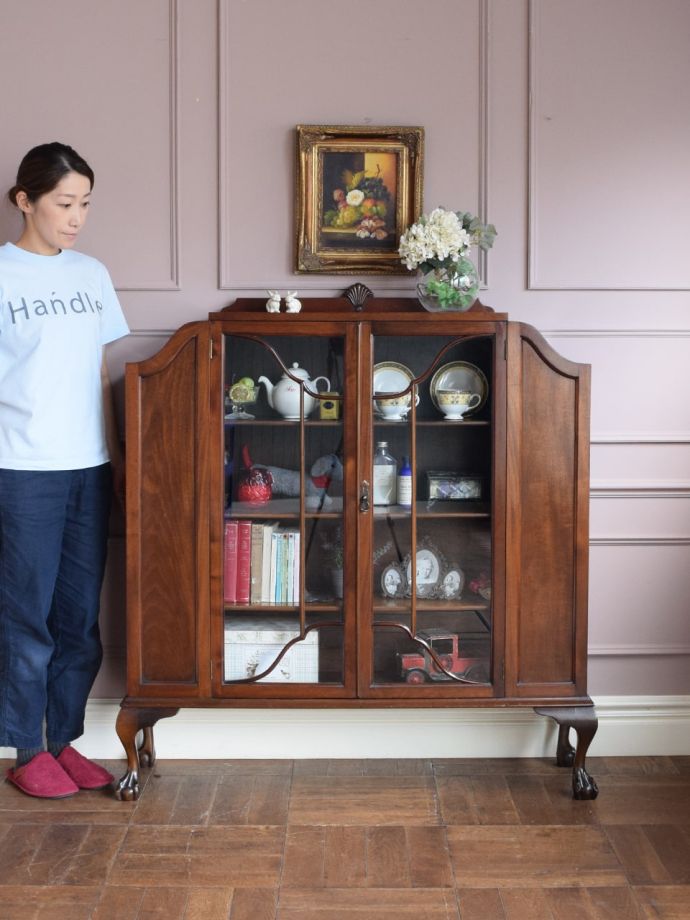 イギリスから届いたアンティークの本棚、マホガニー材の杢目が美しい