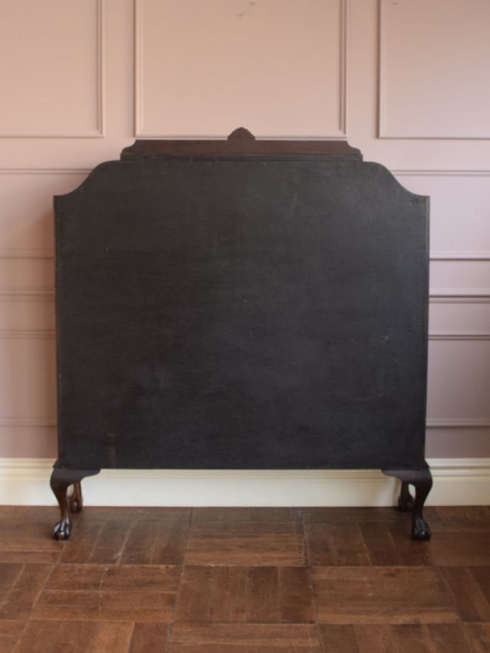 イギリスから届いたアンティークの本棚、マホガニー材の杢目が美しい