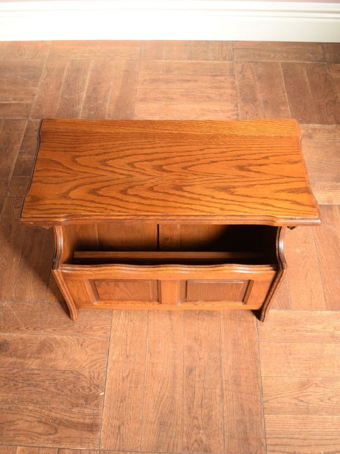 フランスから届いた便利なマガジンラック、サイドテーブル付きの