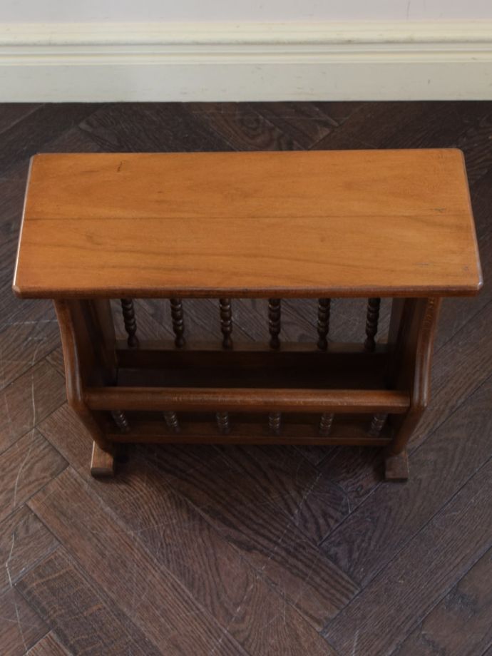 サイドテーブルに使えるマガジンラック、フランスから届いた