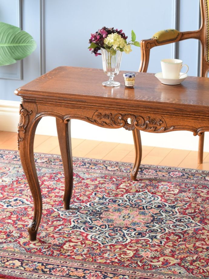 南フランスから届いたエレガントなコーヒーテーブル、優雅な猫脚と彫が