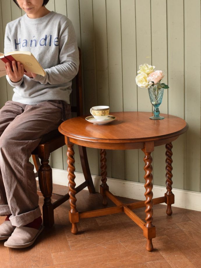 英国のアンティークテーブル、ツイスト脚がおしゃれなオーク材のロー