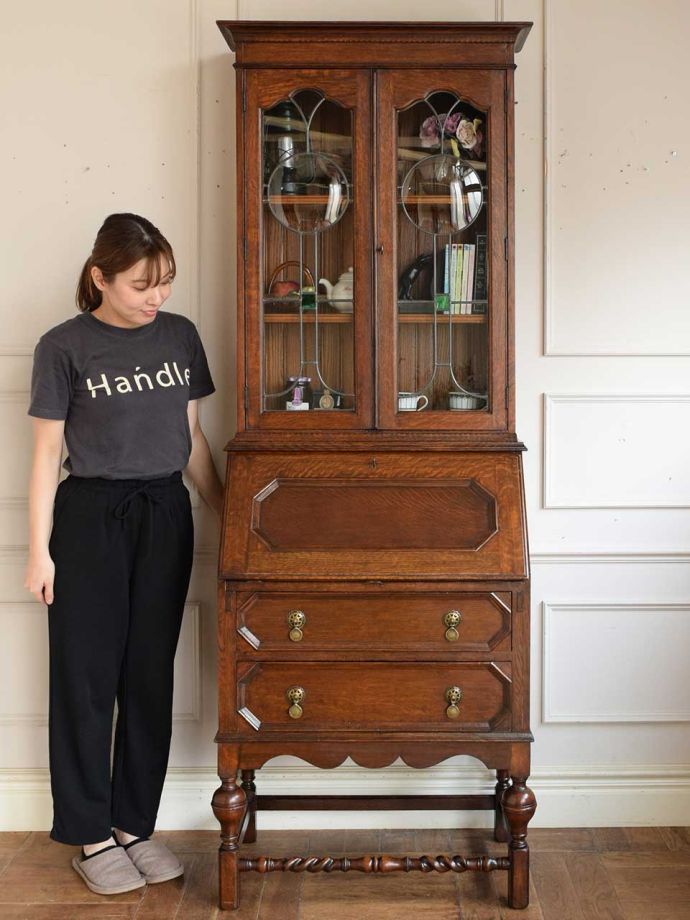 イギリスのアンティークデスク、珍しいステンドグラス扉付き本棚の