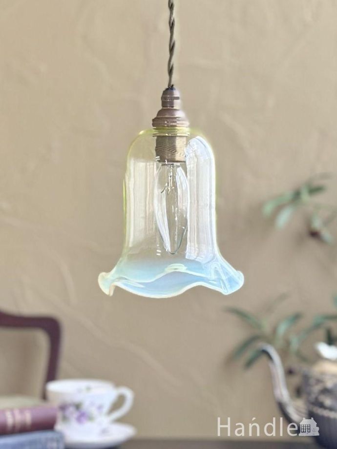 ヴァセリンガラスのアンティークガラスシェード、イギリスから届いた