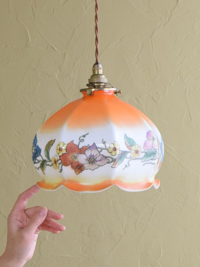 イギリスから届いたアンティークガラスのシェード、美しいお花が描かれ