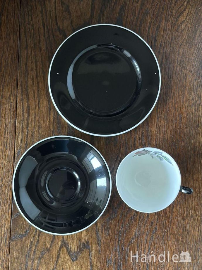 ロイヤルアルバート社のマスカレードシリーズ、アンティークのカップ