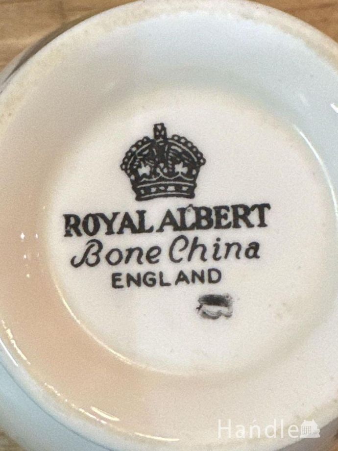 ロイヤルアルバート社のマスカレードシリーズ、アンティークのカップ