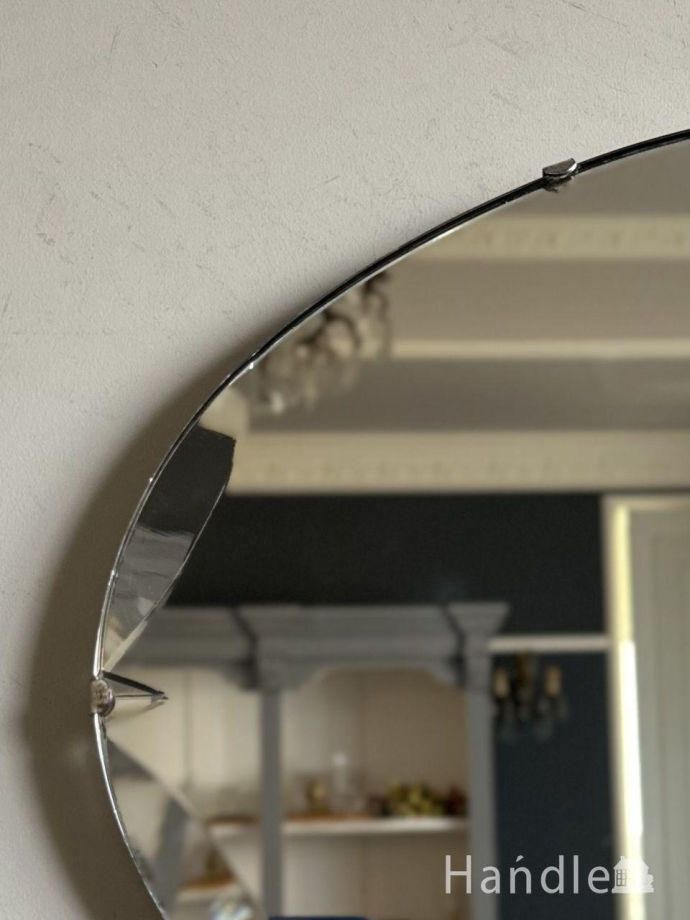 イギリスのアンティークミラー、縁取りがキラキラ輝くオーバル形の壁