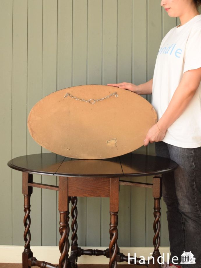 イギリスのアンティークミラー、縁取りがキラキラ輝くオーバル形の壁