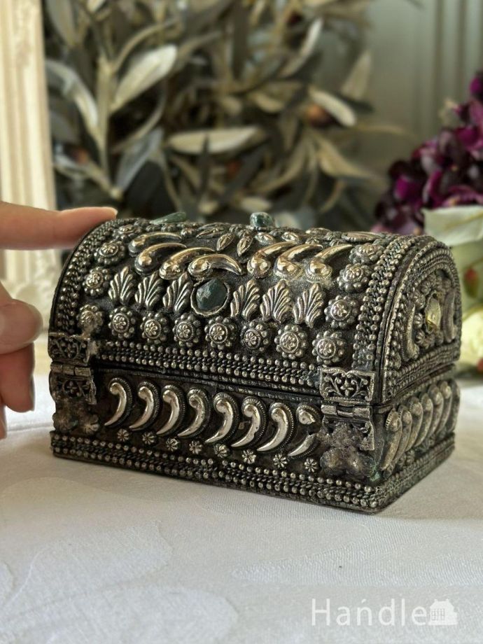 イギリスから届いたアンティークボックス、とっても華やかなジュエリー