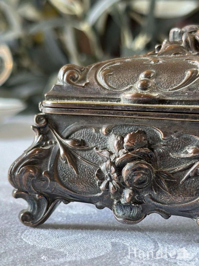 イギリスから届いたアンティークのボックス、立体的なお花の模様が豪華