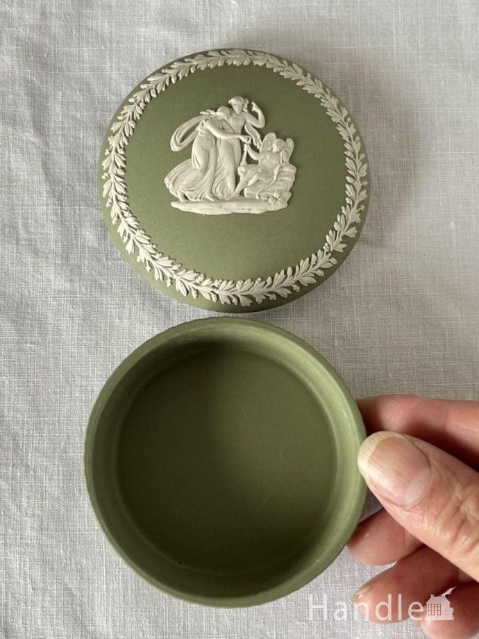 イギリスのジャスパーウェア、ウェッジウッドのアンティーク小物入れ