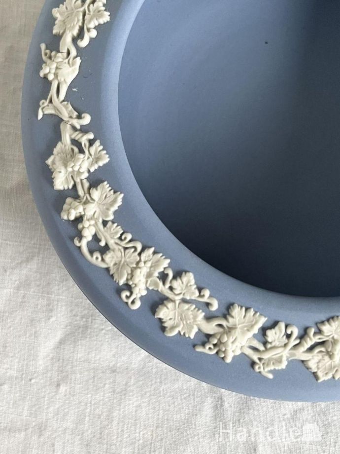 縁取りのレリーフが美しいアンティークのトレイ、ウェッジウッドの
