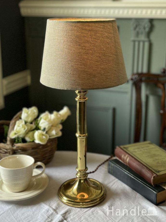 イギリスから届いたゴールド色のスタンド照明、アンティークのテーブル