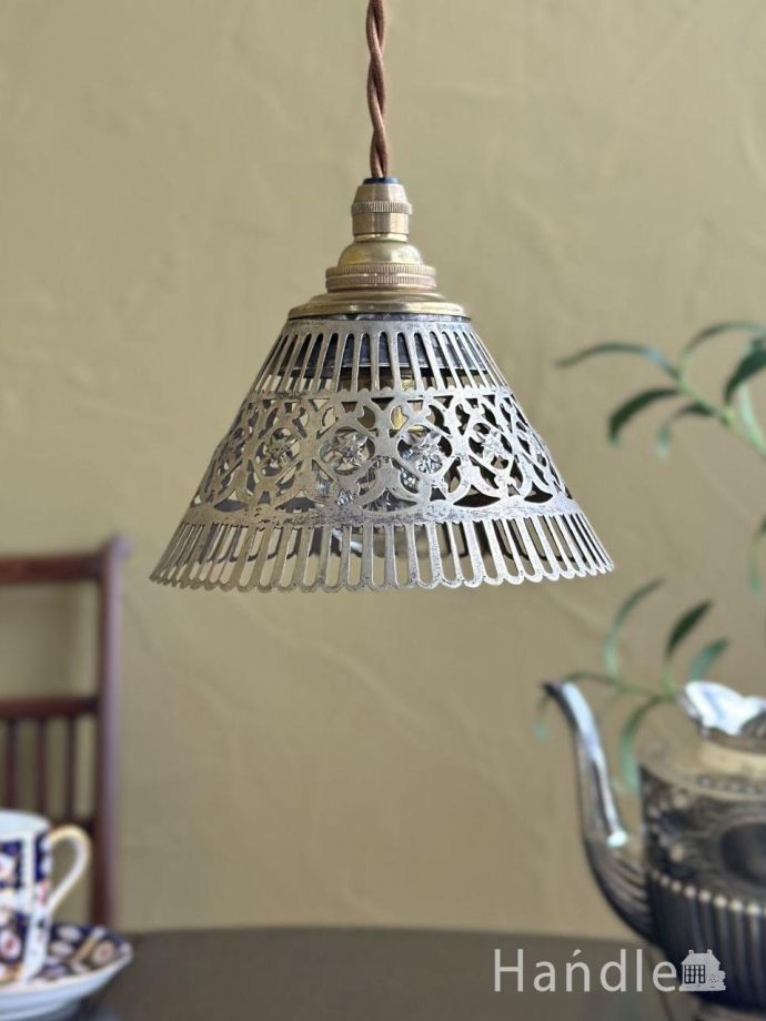 幾何学模様が浮かびあがる美しいアンティークの照明、真鍮製の