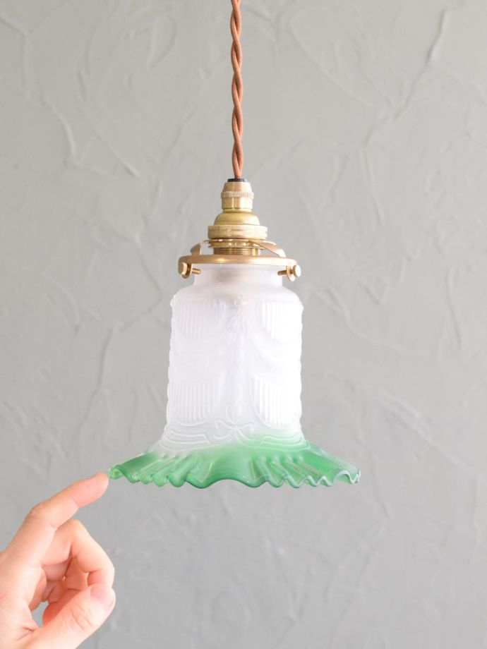 イギリスから届いたグリーン色のおしゃれなアンティークペンダント