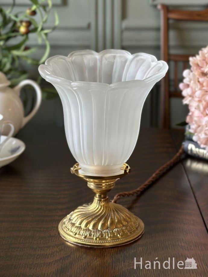 イギリスから届いた気軽に使えるアンティーク照明、落ち着いた色に輝く