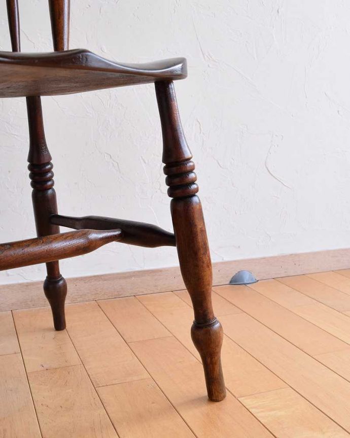 背もたれがポイントのイギリス輸入の木製いす、アンティークキッチン
