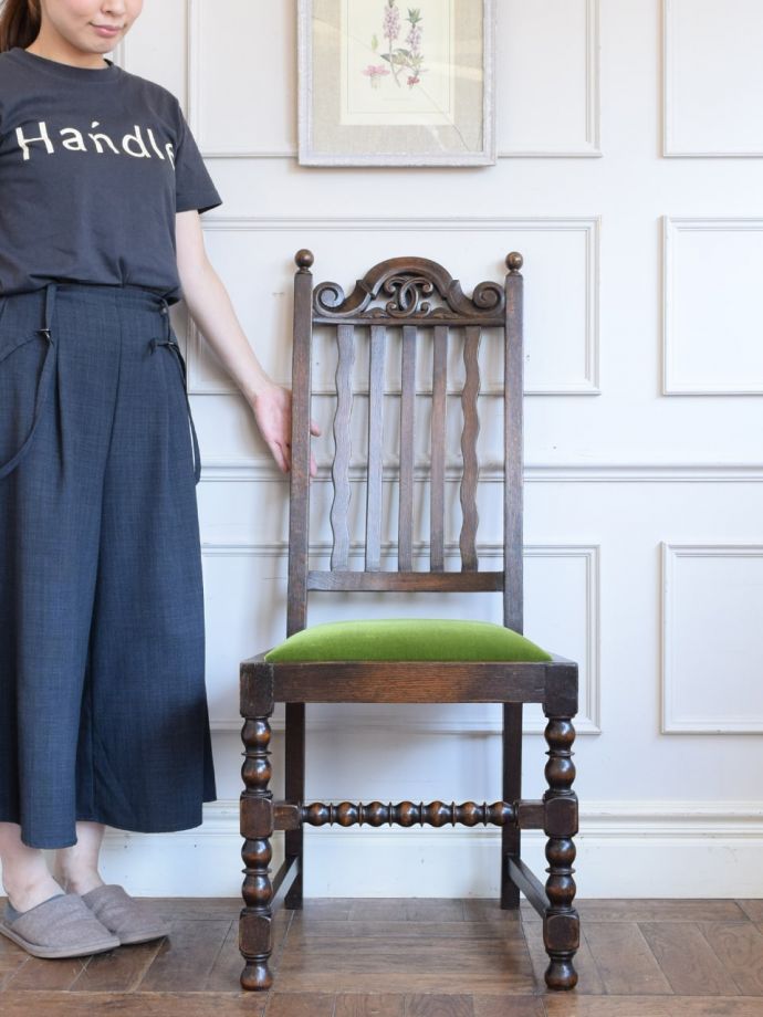 イギリスから届いたアンティークの椅子、ボビンターニングレッグの