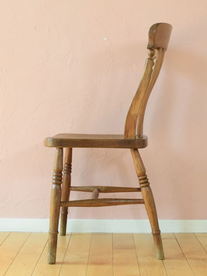 イギリスで見つけたアンティークの椅子、ナチュラル感漂うキッチン