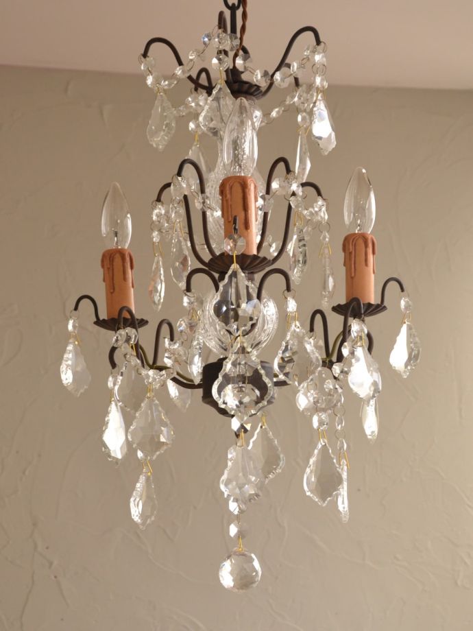 ガラスパーツがキラキラ輝くアンティーク シャンデリア(3灯)（E17