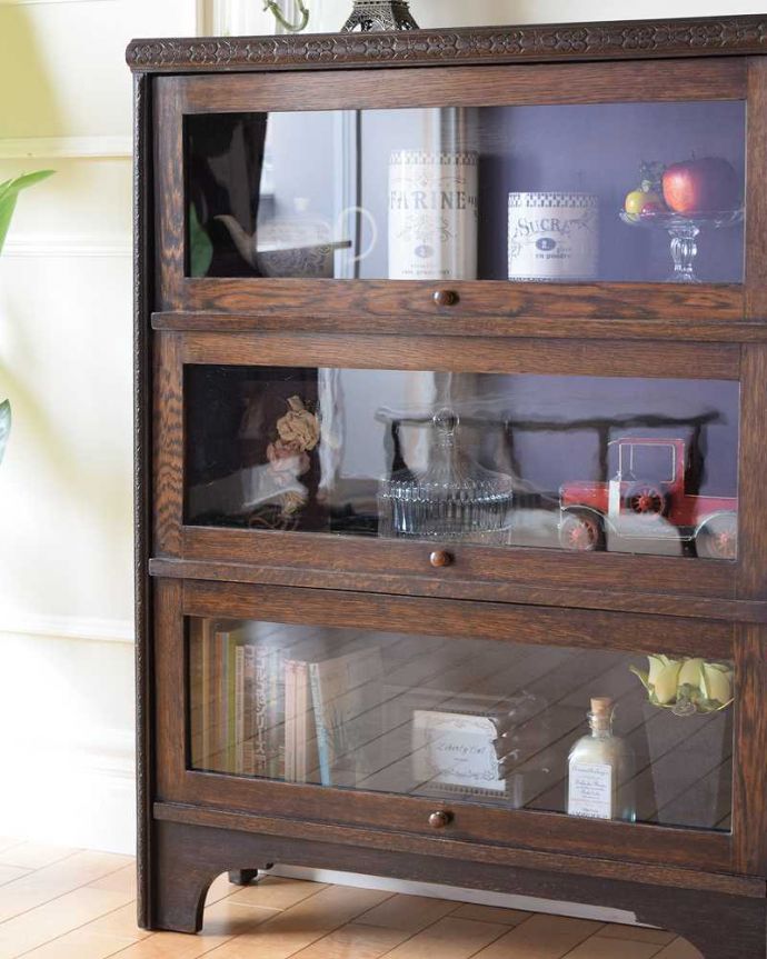 小さくて置きやすいフラップ扉のブックケース、英国輸入のアンティーク