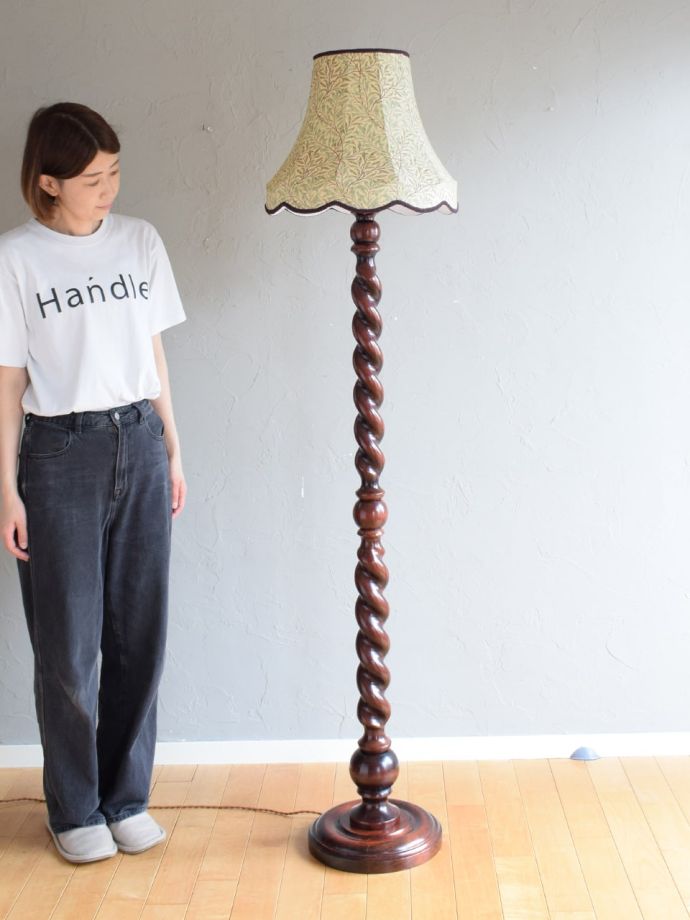 ツイストの支柱がカッコいいアンティークの照明器具、ウィリアムモリス