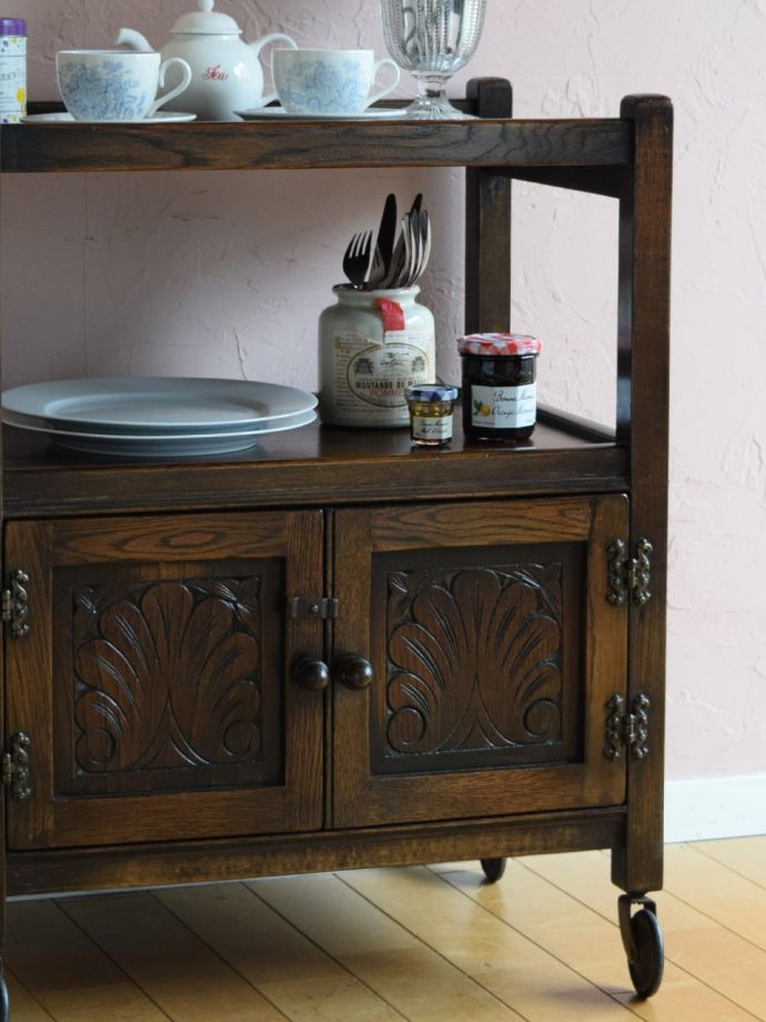 英国アンティークのおしゃれなキッチンワゴン、扉収納付きの便利な