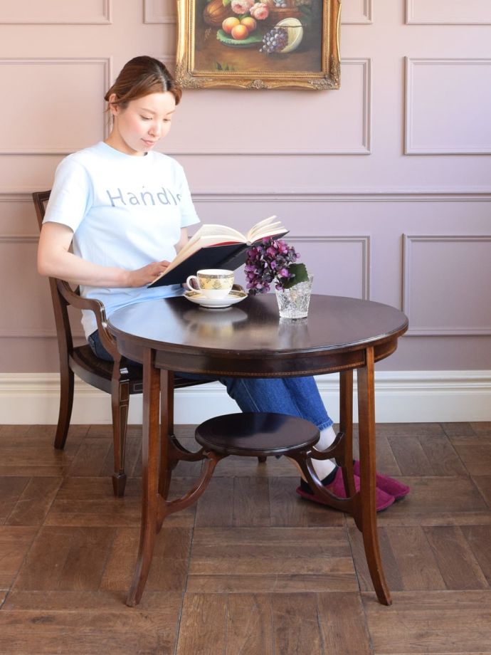 イギリスから届いたアンティークのローテーブル、マホガニー材の上品な