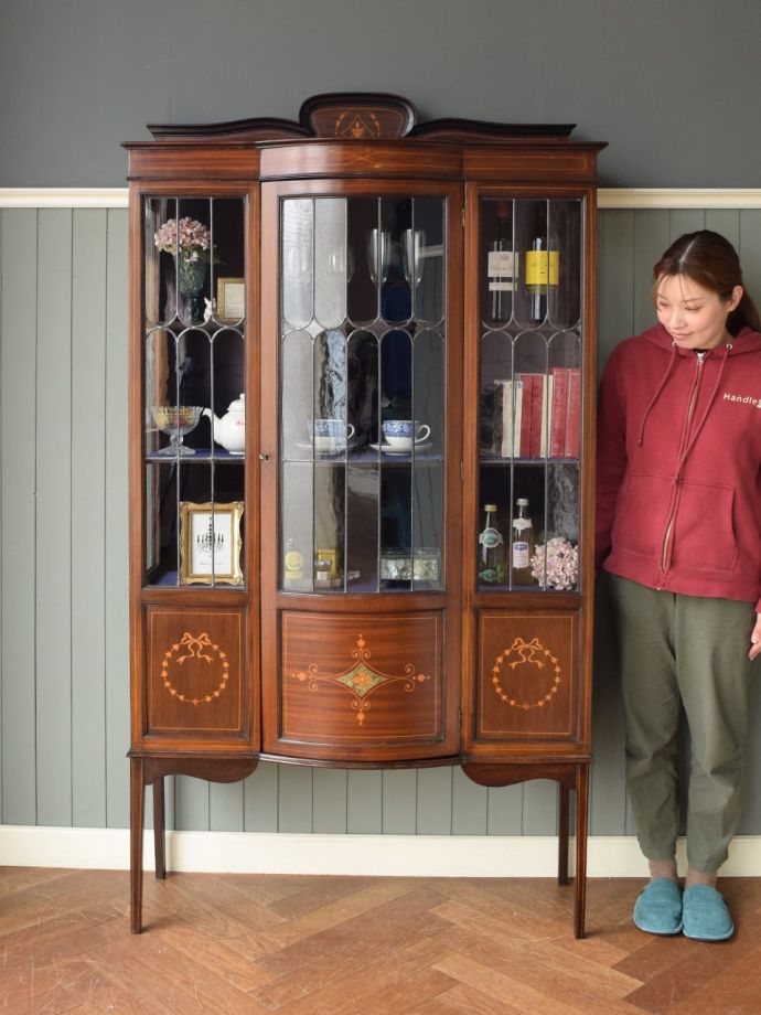 英国アンティークのガラスキャビネット、ステンドグラスが美しい