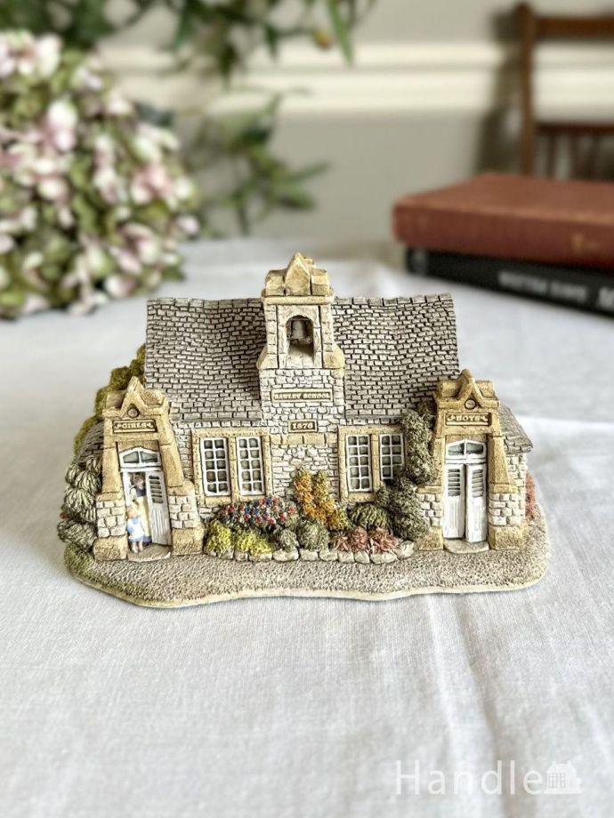 イギリスから届いたミニチュアの学校、Lilliput Lane(リリパット