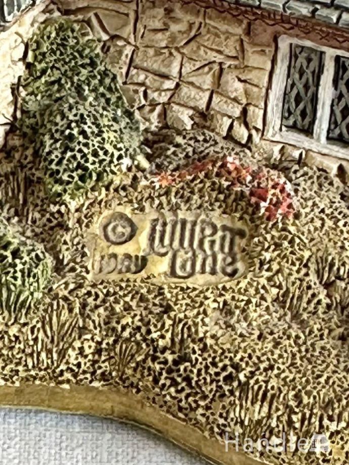 煙突と石葺きの屋根が可愛いミニチュアハウス、リリパットレーン