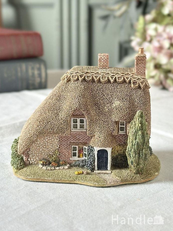 レンガ造りと茅葺屋根が可愛いミニチュアハウス、イギリスから届いた