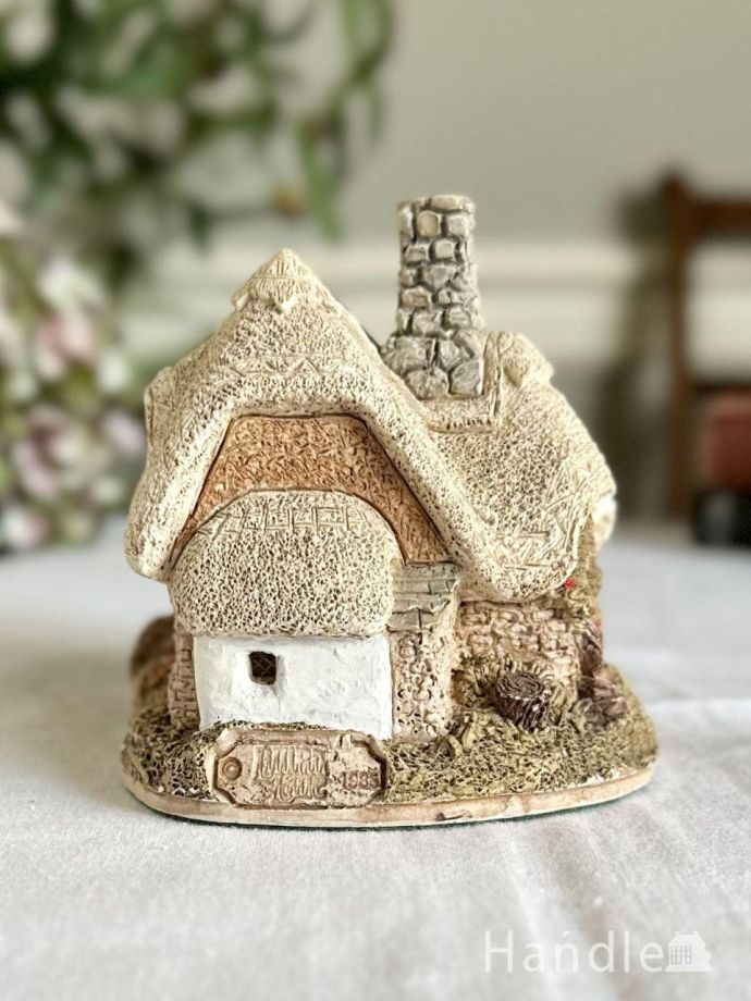 茅葺屋根が可愛いレンガ造りの農家のお家、イギリスから届いた