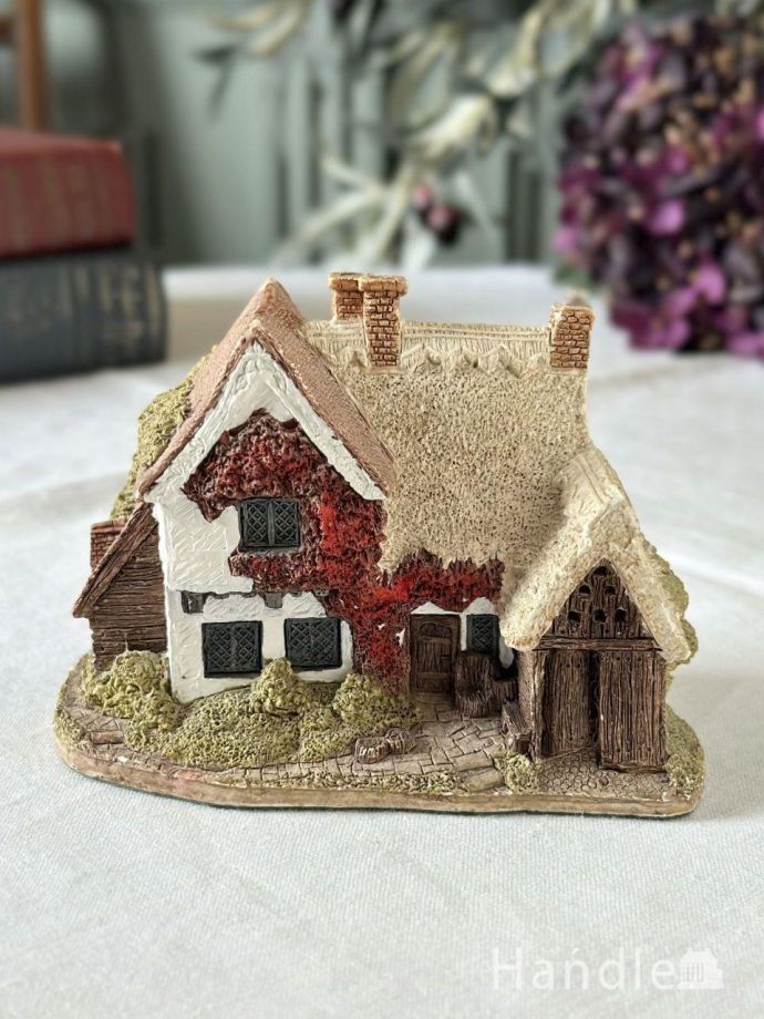 茅葺屋根と漆喰の壁が可愛いミニチュアハウス、英国アンティークの