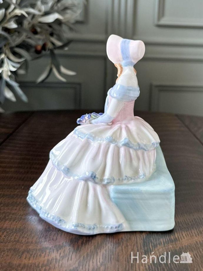 ROYAL DOULTON（ロイヤルドルトン）の人形、英国生まれのフィギュリン