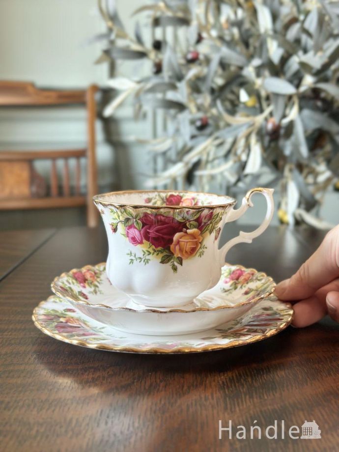 ロイヤルアルバート社のアンティークカップ＆ソーサートリオ（オールド