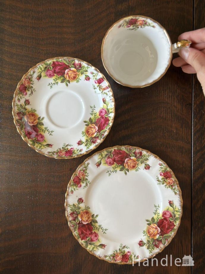 ロイヤルアルバート社のアンティークカップ＆ソーサートリオ（オールド