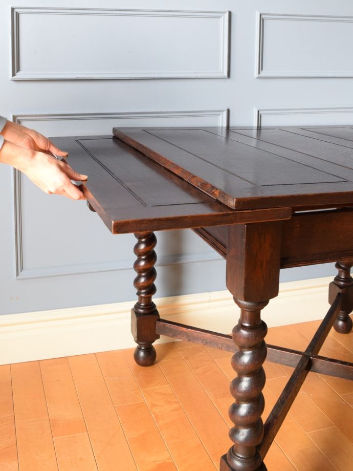 美しいツイスト足のアンティークテーブル、イギリスから届いた伸長式