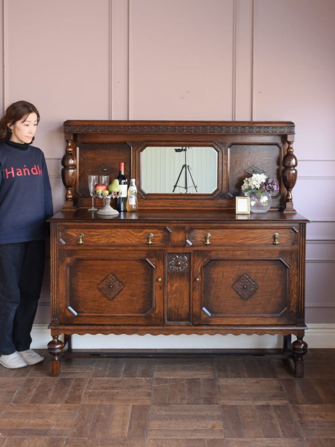 エリザベス様式の重厚なアンティーク家具、大きな鏡が魅力のオーク材の