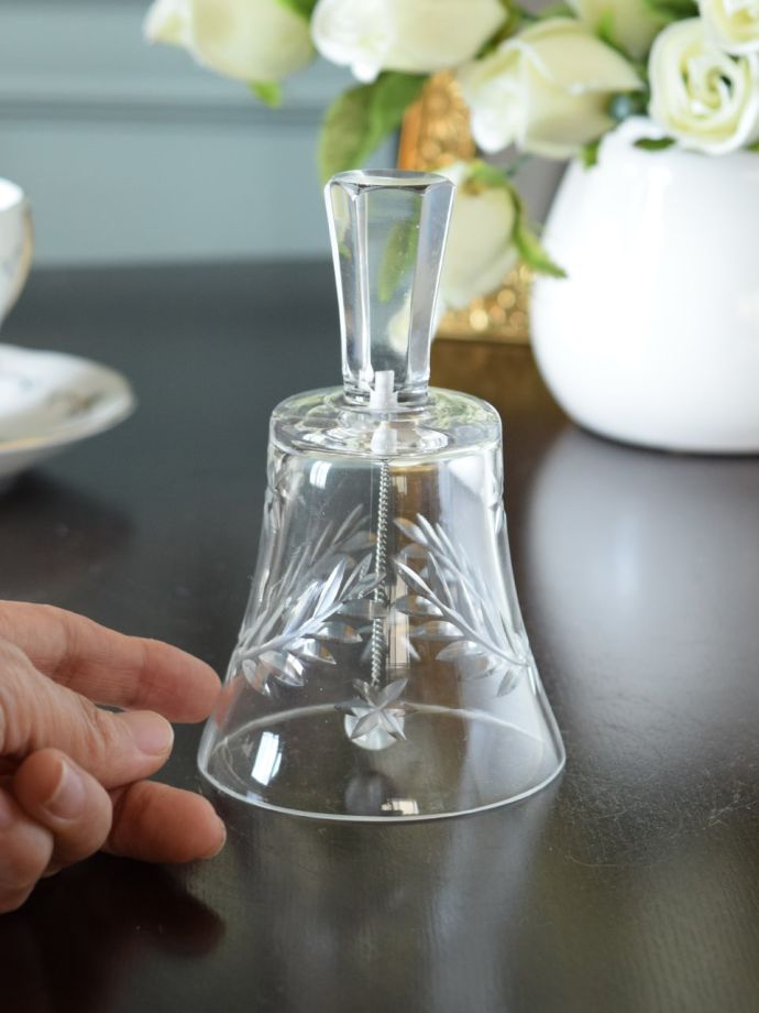 アンティークのガラスベル、プレスドグラスのリーフ模様が可愛い小さな