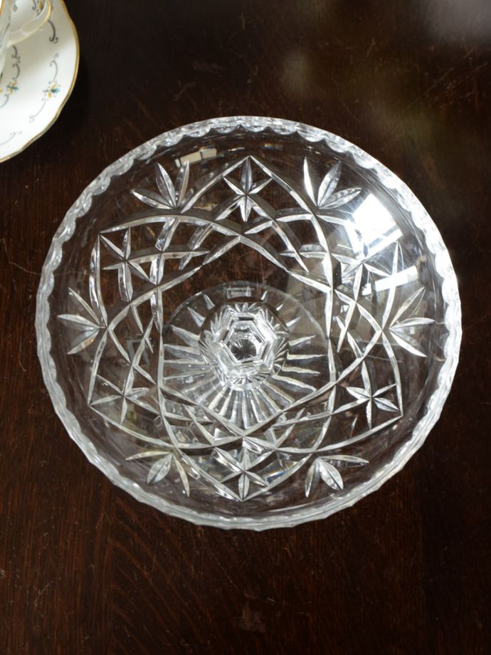 イギリスで見つけたアンティークのガラス食器、脚付きの小ぶりなガラス