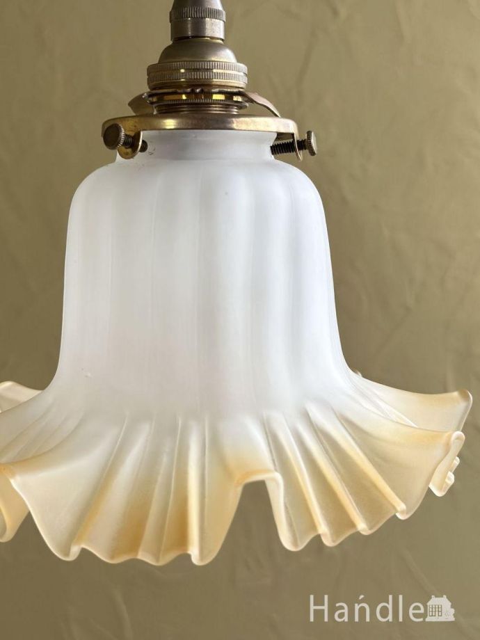 フリルが可愛いガラスシェード、アンティーク調のペンダントライト