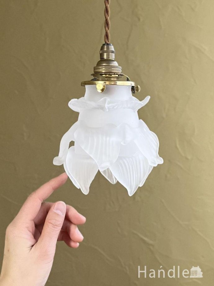 バラの形が可愛いガラスシェード、アンティーク調のペンダントライト