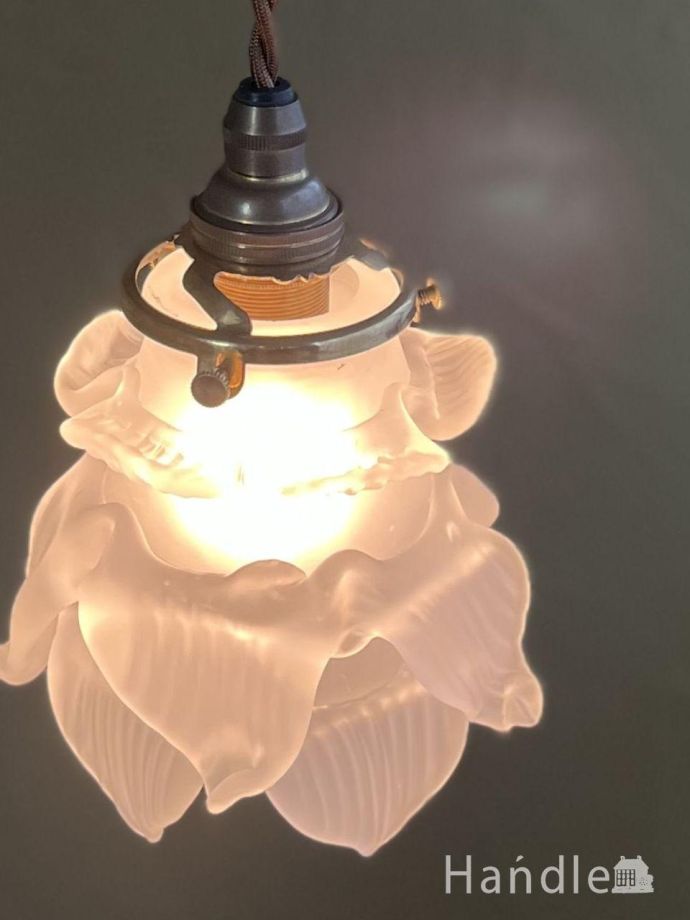 バラの形が可愛いガラスシェード、アンティーク調のペンダントライト
