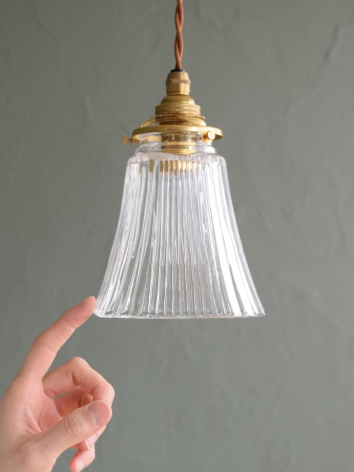 シンプルなストライプ模様の型押しがおしゃれなガラスシェードの