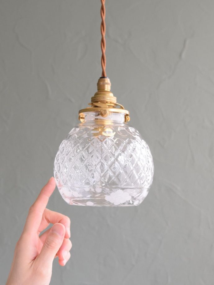 お花の模様が浮かび上がる可愛いガラスシェード照明、ペンダントライト